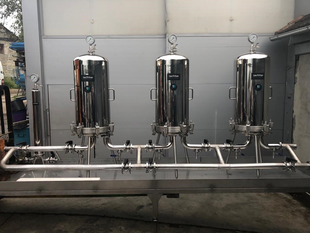 Instalacion de bancada de filtración de vino en una bodega de galicia